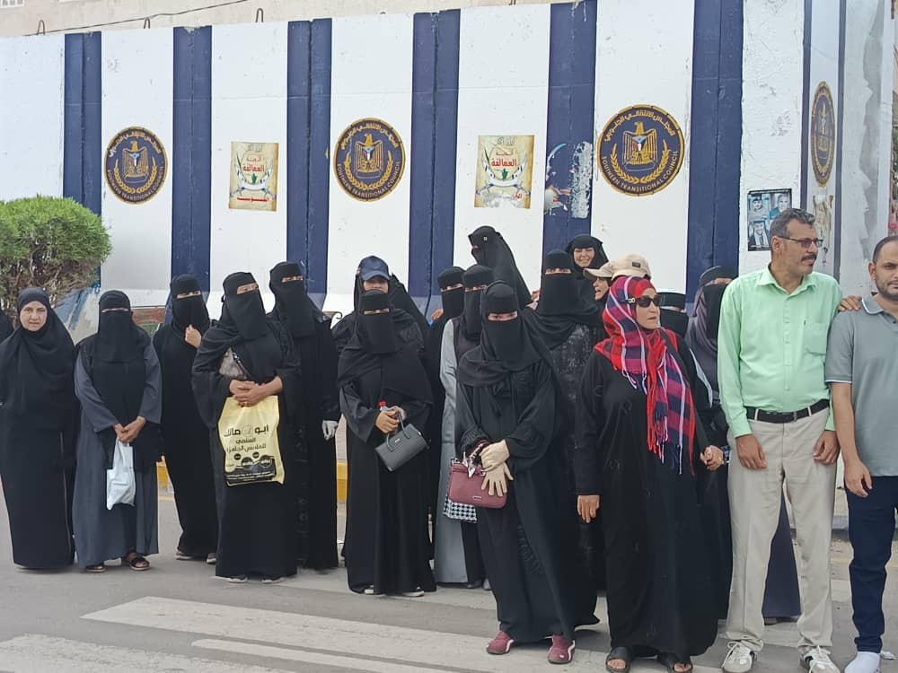 كادر الأمانة العامة يواصل وقفته الاحتجاجية لكسر الوصاية السعودية المفروضة على شعب الجنوب كادر الأمانة العامة يواصل وقفته الاحتجاجية لكسر الوصاية السعودية المفروضة على شعب الجنوب