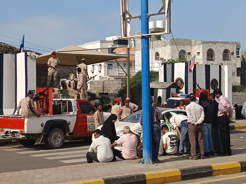 كادر الأمانة العامة يواصل وقفته الاحتجاجية لكسر الوصاية السعودية المفروضة على شعب الجنوب كادر الأمانة العامة يواصل وقفته الاحتجاجية لكسر الوصاية السعودية المفروضة على شعب الجنوب