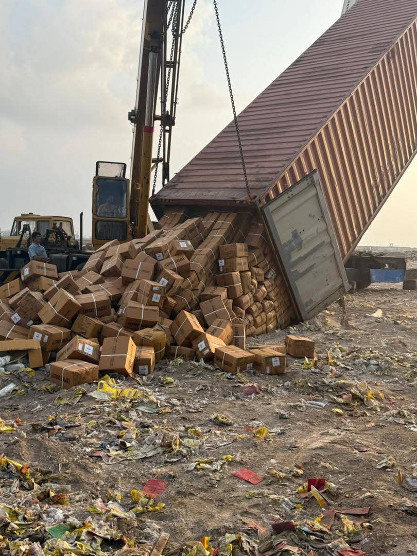 إتلاف 125 طنًا من المحاليل الوريدية غير المطابقة للمواصفات في المنطقة الحرة بعدن إتلاف 125 طنًا من المحاليل الوريدية غير المطابقة للمواصفات في المنطقة الحرة بعدن