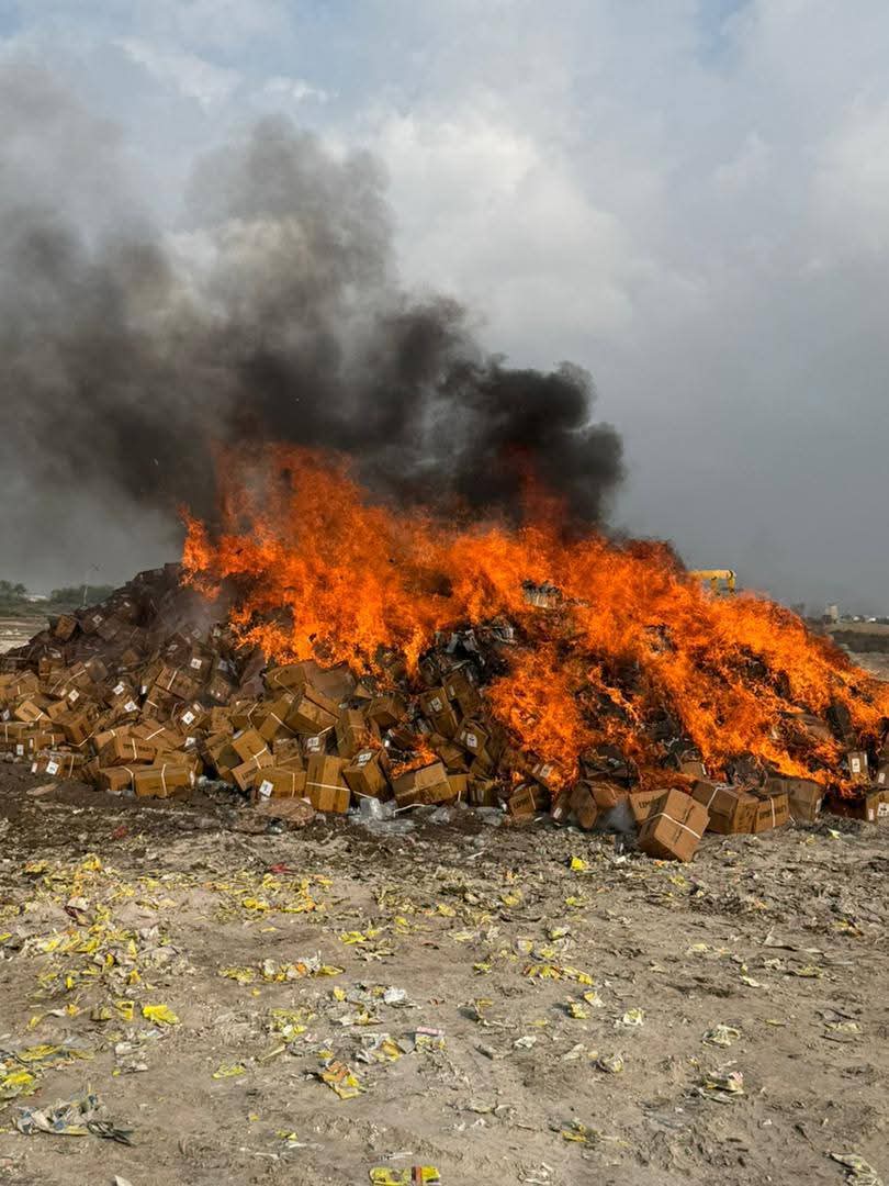 إتلاف 125 طنًا من المحاليل الوريدية غير المطابقة للمواصفات في المنطقة الحرة بعدن إتلاف 125 طنًا من المحاليل الوريدية غير المطابقة للمواصفات في المنطقة الحرة بعدن