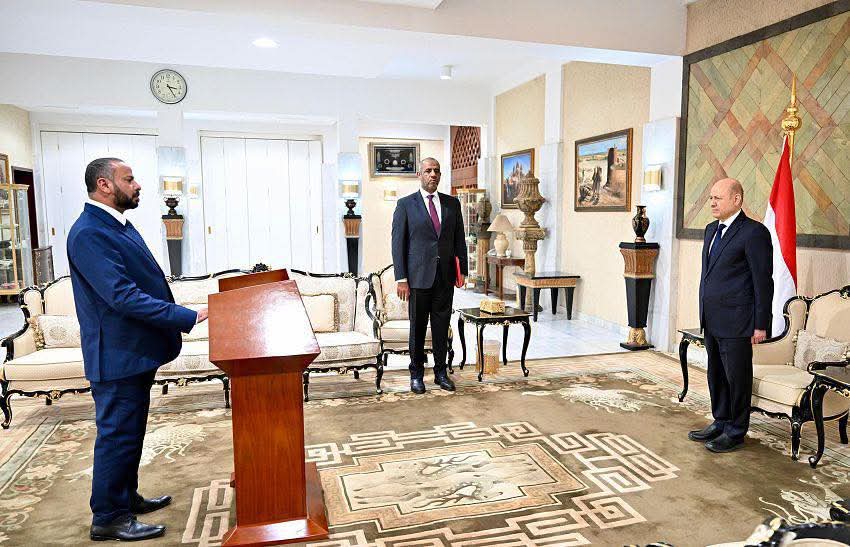 محافظو محافظات لحج وابين والضالع يؤدون اليمين الدستورية امام رئيس مجلس القيادة الرئاسي محافظو محافظات لحج وابين والضالع يؤدون اليمين الدستورية امام رئيس مجلس القيادة الرئاسي