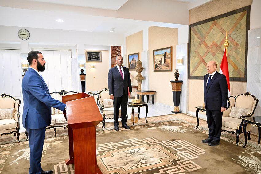 محافظو محافظات لحج وابين والضالع يؤدون اليمين الدستورية امام رئيس مجلس القيادة الرئاسي محافظو محافظات لحج وابين والضالع يؤدون اليمين الدستورية امام رئيس مجلس القيادة الرئاسي