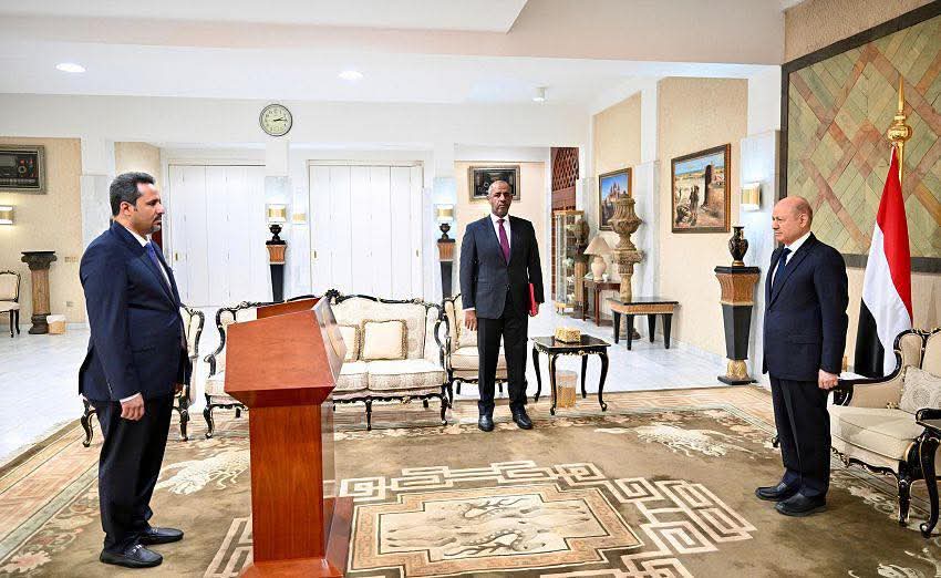 محافظو محافظات لحج وابين والضالع يؤدون اليمين الدستورية امام رئيس مجلس القيادة الرئاسي محافظو محافظات لحج وابين والضالع يؤدون اليمين الدستورية امام رئيس مجلس القيادة الرئاسي