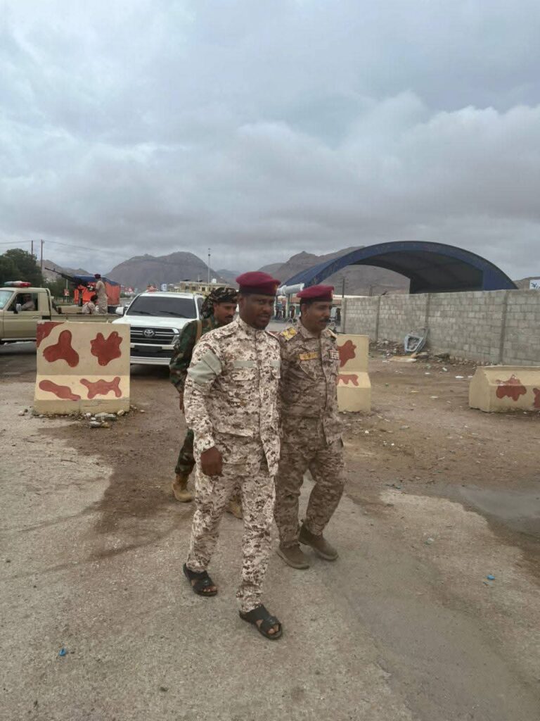 قائد المنطقة العسكرية الثانية ينفذ جولة ميدانية على عدد من النقاط العسكرية بالمكلا ويؤكد رفع الجاهزية خلال عيد الفطر قائد المنطقة العسكرية الثانية ينفذ جولة ميدانية على عدد من النقاط العسكرية بالمكلا ويؤكد رفع الجاهزية خلال عيد الفطر