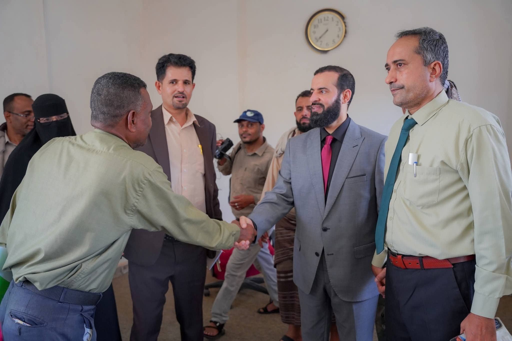 محافظ أبين يتفقد مستوى الإنضباط الوظيفي عقب إجازة عيد الفطر المبارك - محافظ أبين يتفقد مستوى الإنضباط الوظيفي عقب إجازة عيد الفطر المبارك -