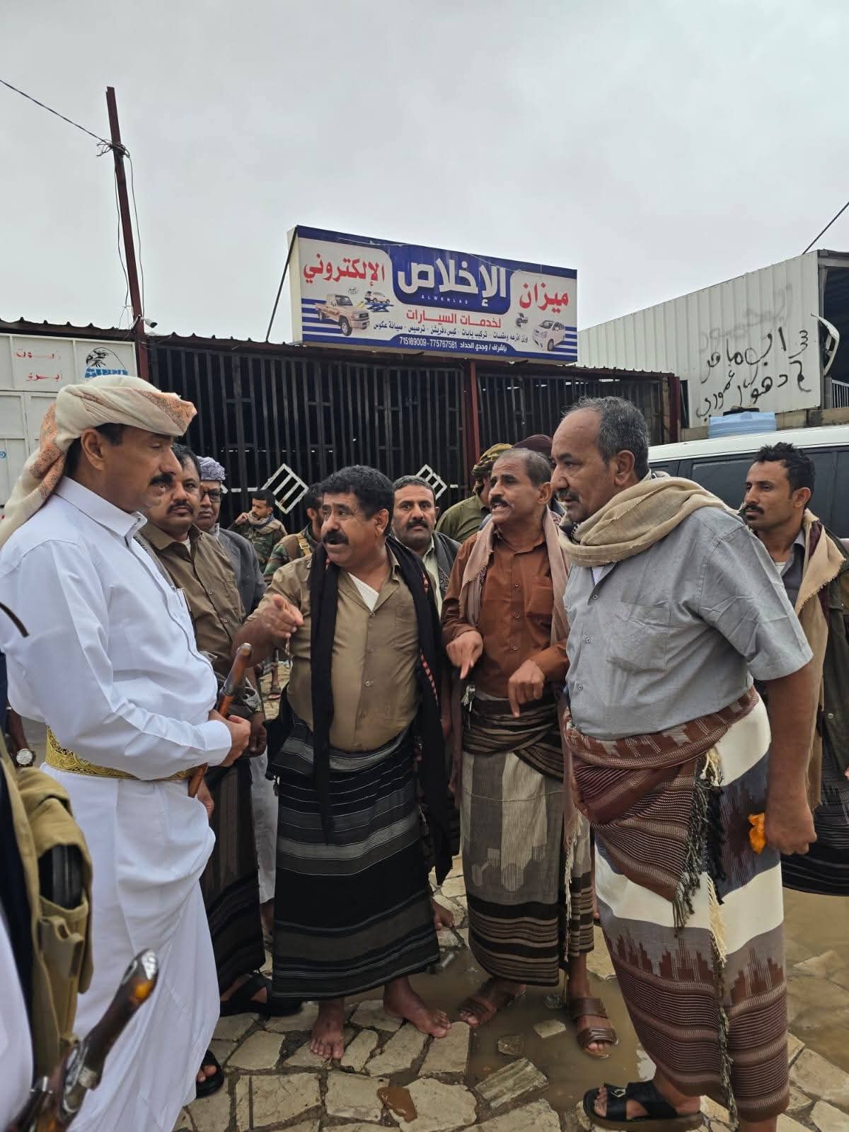 محافظ شبوة يقوم بجولة ميدانية في عتق ويوجه برفع الجاهزية لمواجهة تداعيات الحالة الجوية - محافظ شبوة يقوم بجولة ميدانية في عتق ويوجه برفع الجاهزية لمواجهة تداعيات الحالة الجوية -