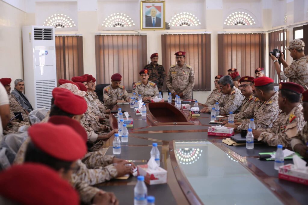 وزير الدفاع يعقد اجتماعاً عسكرياً موسعاً مع قيادة المنطقة العسكرية الثانية وزير الدفاع يعقد اجتماعاً عسكرياً موسعاً مع قيادة المنطقة العسكرية الثانية