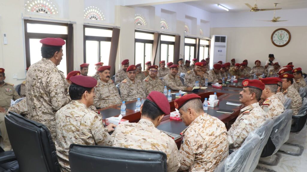 وزير الدفاع يعقد اجتماعاً عسكرياً موسعاً مع قيادة المنطقة العسكرية الثانية وزير الدفاع يعقد اجتماعاً عسكرياً موسعاً مع قيادة المنطقة العسكرية الثانية