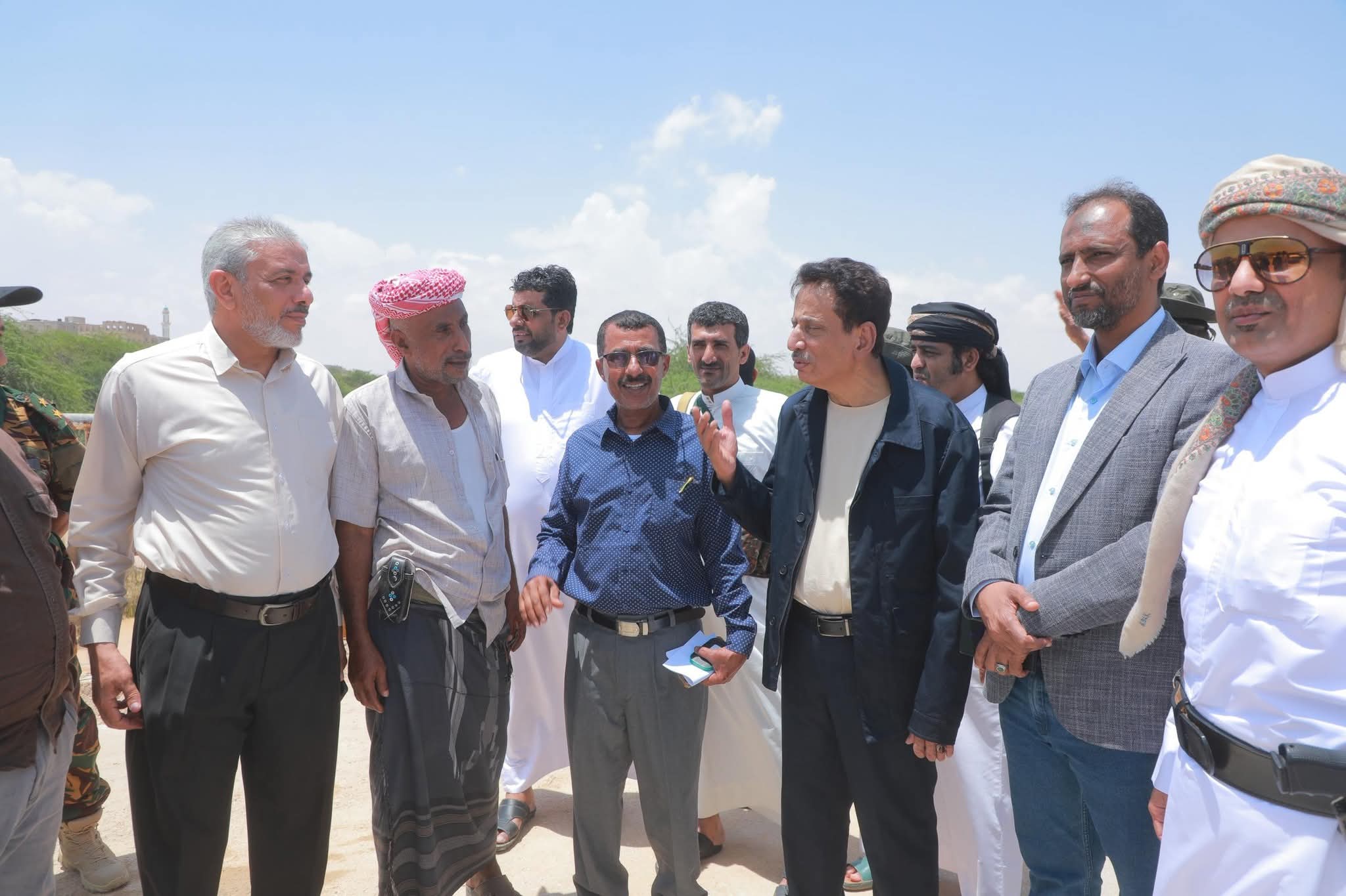 محافظ المهرة يطلع على أعمال تنظيف الجسور والعبّارات عقب سيل وادي الجزع - محافظ المهرة يطلع على أعمال تنظيف الجسور والعبّارات عقب سيل وادي الجزع -