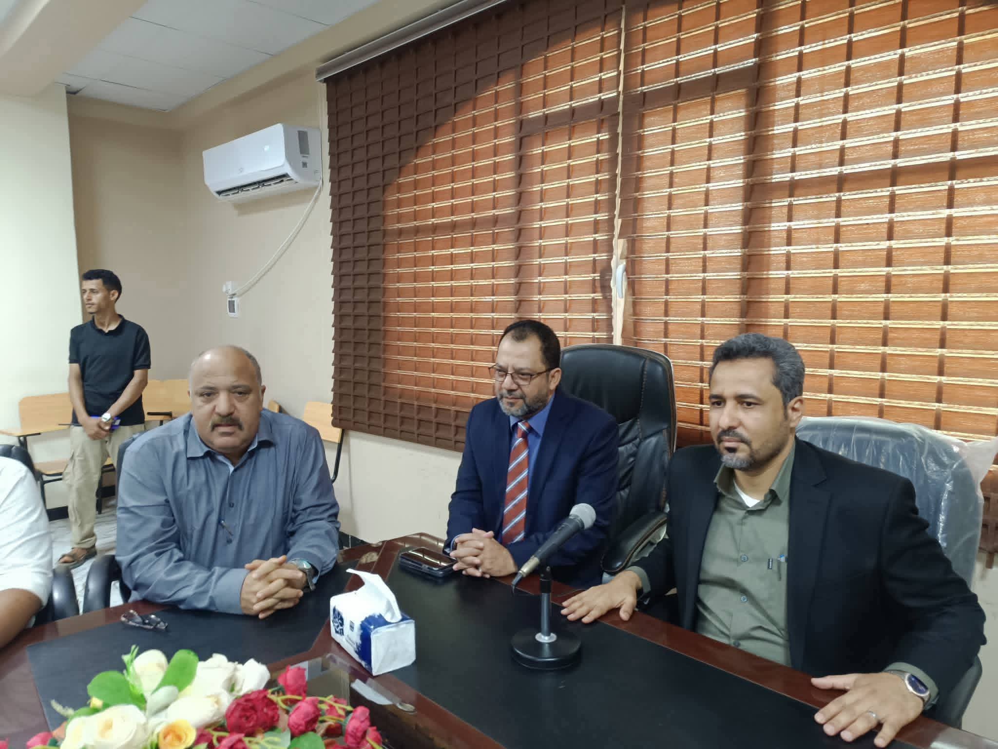 محافظ لحج يضع وزير الكهرباء أمام معاناة القطاع ويبحث حلولاً عاجلة قبل الصيف - محافظ لحج يضع وزير الكهرباء أمام معاناة القطاع ويبحث حلولاً عاجلة قبل الصيف -
