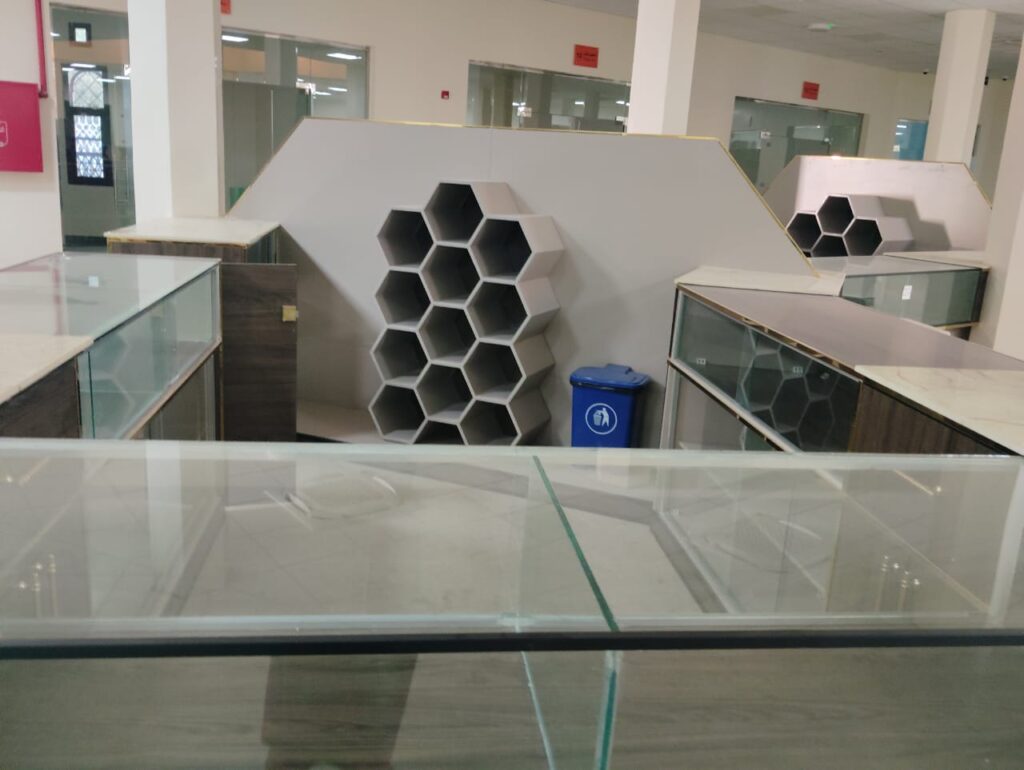 حدث حضرمي مرتقب.. اللمسات الأخيرة تسبق افتتاح سوق العسل المركزي بمديرية القطن في أبريل القادم "شاهد صور" حدث حضرمي مرتقب.. اللمسات الأخيرة تسبق افتتاح سوق العسل المركزي بمديرية القطن في أبريل القادم "شاهد صور"