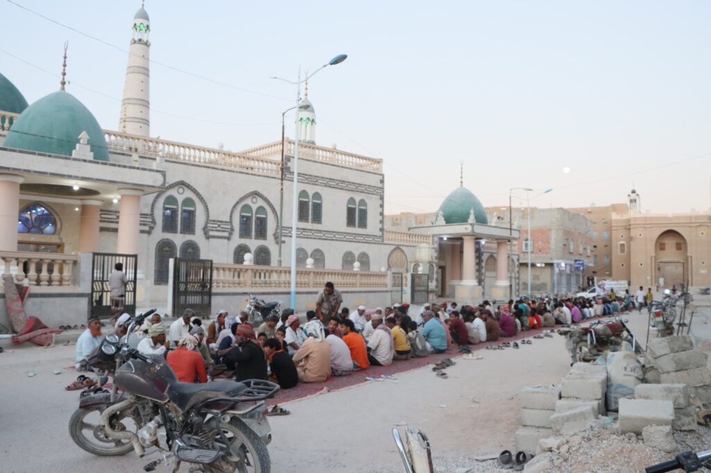 اكبر مائدة افطار صدقة لجميع أموات حيي السحيل وشحوح تقام امام البوابة الغربية التاريخية لمدينة سيئون اكبر مائدة افطار صدقة لجميع أموات حيي السحيل وشحوح تقام امام البوابة الغربية التاريخية لمدينة سيئون