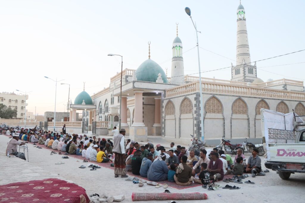 اكبر مائدة افطار صدقة لجميع أموات حيي السحيل وشحوح تقام امام البوابة الغربية التاريخية لمدينة سيئون اكبر مائدة افطار صدقة لجميع أموات حيي السحيل وشحوح تقام امام البوابة الغربية التاريخية لمدينة سيئون