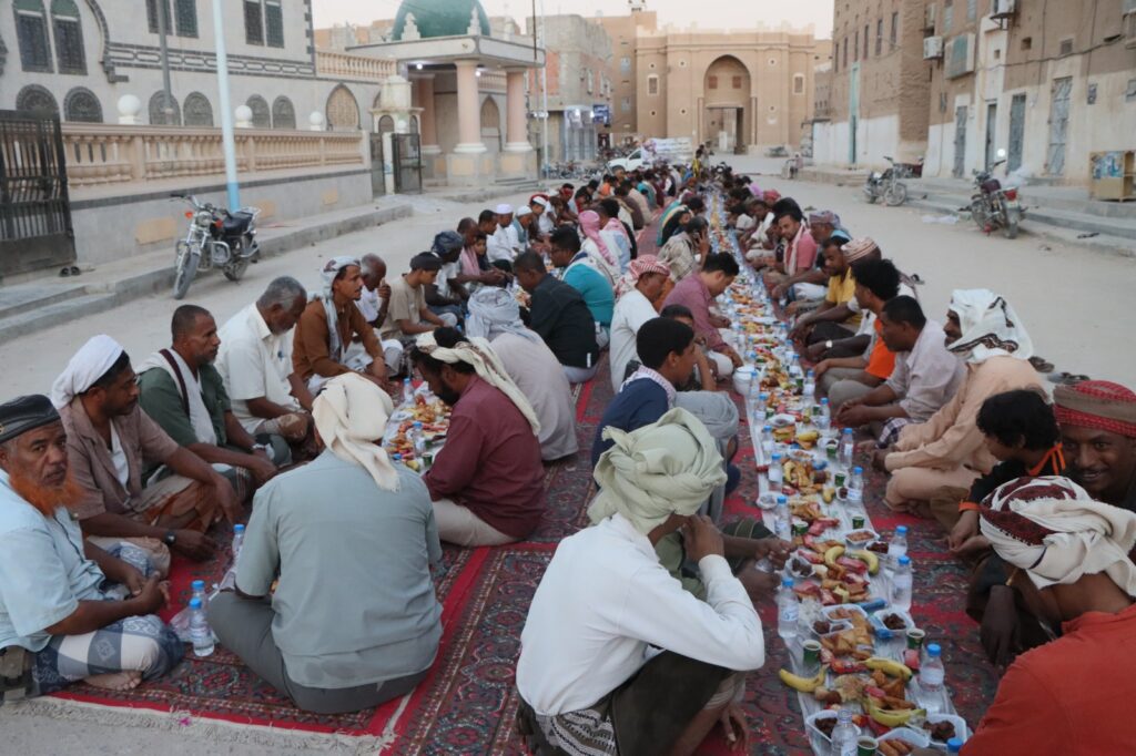 اكبر مائدة افطار صدقة لجميع أموات حيي السحيل وشحوح تقام امام البوابة الغربية التاريخية لمدينة سيئون اكبر مائدة افطار صدقة لجميع أموات حيي السحيل وشحوح تقام امام البوابة الغربية التاريخية لمدينة سيئون