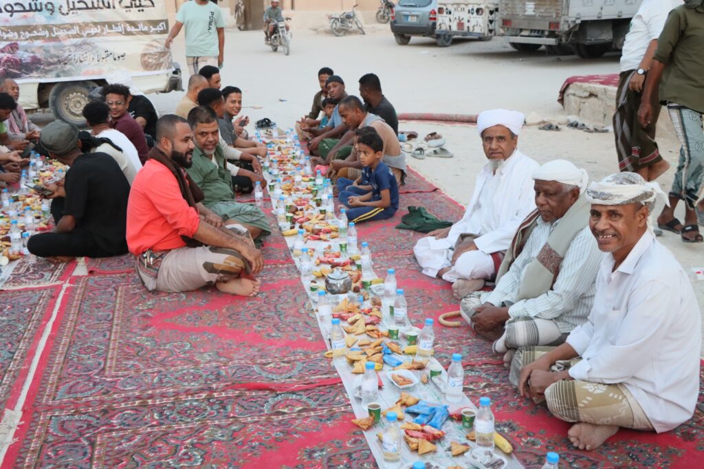 اكبر مائدة افطار صدقة لجميع أموات حيي السحيل وشحوح تقام امام البوابة الغربية التاريخية لمدينة سيئون اكبر مائدة افطار صدقة لجميع أموات حيي السحيل وشحوح تقام امام البوابة الغربية التاريخية لمدينة سيئون