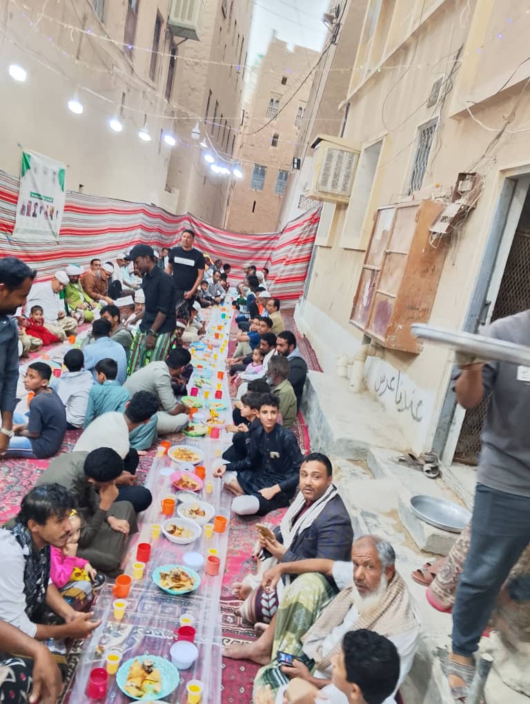 للسنة العاشرة عالتوالي .. جيران مسجد الحومرة يجتمعون في افطارهم السنوي بسيئون للسنة العاشرة عالتوالي .. جيران مسجد الحومرة يجتمعون في افطارهم السنوي بسيئون