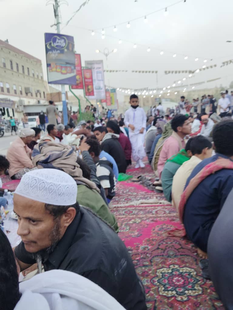 أطول سفرة رمضانية تجمع أهالي القطن في لوحة اجتماعية مبهجة بحضور رسمي وشعبي واسع "شاهد الصور" أطول سفرة رمضانية تجمع أهالي القطن في لوحة اجتماعية مبهجة بحضور رسمي وشعبي واسع "شاهد الصور"