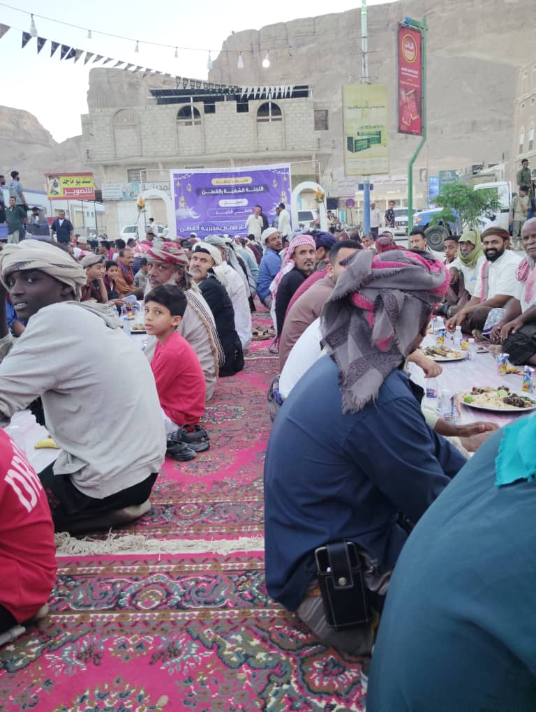 أطول سفرة رمضانية تجمع أهالي القطن في لوحة اجتماعية مبهجة بحضور رسمي وشعبي واسع "شاهد الصور" أطول سفرة رمضانية تجمع أهالي القطن في لوحة اجتماعية مبهجة بحضور رسمي وشعبي واسع "شاهد الصور"