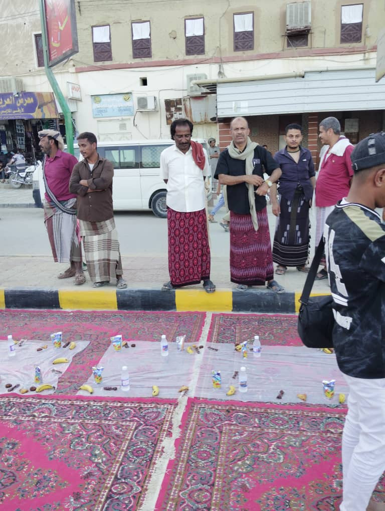 أطول سفرة رمضانية تجمع أهالي القطن في لوحة اجتماعية مبهجة بحضور رسمي وشعبي واسع "شاهد الصور" أطول سفرة رمضانية تجمع أهالي القطن في لوحة اجتماعية مبهجة بحضور رسمي وشعبي واسع "شاهد الصور"