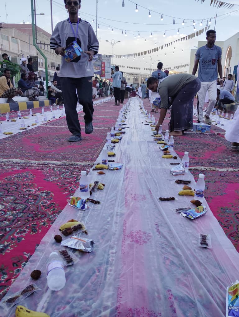 أطول سفرة رمضانية تجمع أهالي القطن في لوحة اجتماعية مبهجة بحضور رسمي وشعبي واسع "شاهد الصور" أطول سفرة رمضانية تجمع أهالي القطن في لوحة اجتماعية مبهجة بحضور رسمي وشعبي واسع "شاهد الصور"