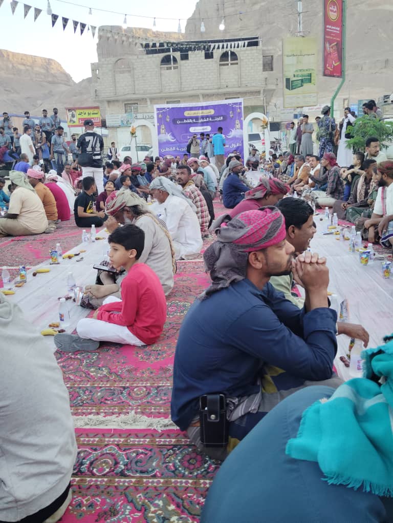 أطول سفرة رمضانية تجمع أهالي القطن في لوحة اجتماعية مبهجة بحضور رسمي وشعبي واسع "شاهد الصور" أطول سفرة رمضانية تجمع أهالي القطن في لوحة اجتماعية مبهجة بحضور رسمي وشعبي واسع "شاهد الصور"