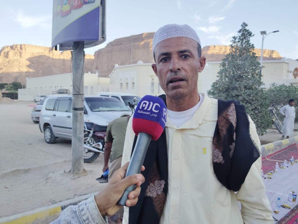 أطول سفرة رمضانية تجمع أهالي القطن في لوحة اجتماعية مبهجة بحضور رسمي وشعبي واسع "شاهد الصور" أطول سفرة رمضانية تجمع أهالي القطن في لوحة اجتماعية مبهجة بحضور رسمي وشعبي واسع "شاهد الصور"