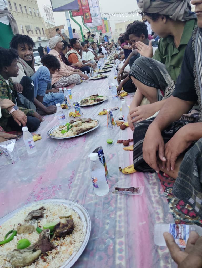 أطول سفرة رمضانية تجمع أهالي القطن في لوحة اجتماعية مبهجة بحضور رسمي وشعبي واسع "شاهد الصور" أطول سفرة رمضانية تجمع أهالي القطن في لوحة اجتماعية مبهجة بحضور رسمي وشعبي واسع "شاهد الصور"