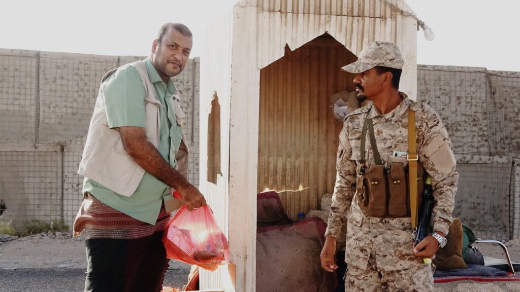 مؤسسة قنوات الأمل توزع 450 وجبة إفطار وعشاء في الغيضة لنزلاء السجن والأسر المتعففة مؤسسة قنوات الأمل توزع 450 وجبة إفطار وعشاء في الغيضة لنزلاء السجن والأسر المتعففة