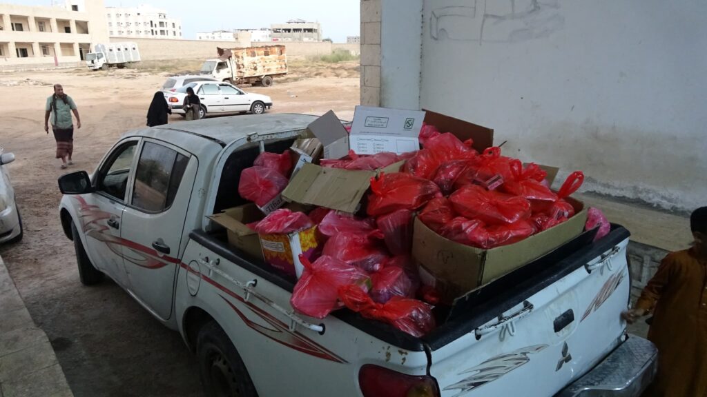 مؤسسة قنوات الأمل توزع 450 وجبة إفطار وعشاء في الغيضة لنزلاء السجن والأسر المتعففة مؤسسة قنوات الأمل توزع 450 وجبة إفطار وعشاء في الغيضة لنزلاء السجن والأسر المتعففة