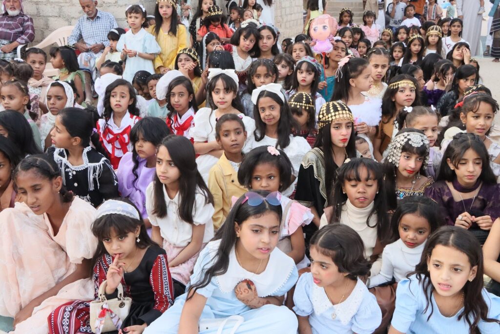 في ختم جامع النور بعرض آل عل بن سعيد بسيئون ..المواطن بالظراف يتحصل على تأشيرة عمرة، وفرقة النمر الكوميدية والإعلامي القدير خالد الجبري يبدعون في ادخال البسمة والفرح للأطفال "صور" في ختم جامع النور بعرض آل عل بن سعيد بسيئون ..المواطن بالظراف يتحصل على تأشيرة عمرة، وفرقة النمر الكوميدية والإعلامي القدير خالد الجبري يبدعون في ادخال البسمة والفرح للأطفال "صور"