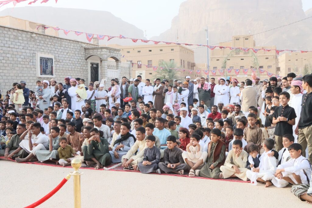 في ختم جامع النور بعرض آل عل بن سعيد بسيئون ..المواطن بالظراف يتحصل على تأشيرة عمرة، وفرقة النمر الكوميدية والإعلامي القدير خالد الجبري يبدعون في ادخال البسمة والفرح للأطفال "صور" في ختم جامع النور بعرض آل عل بن سعيد بسيئون ..المواطن بالظراف يتحصل على تأشيرة عمرة، وفرقة النمر الكوميدية والإعلامي القدير خالد الجبري يبدعون في ادخال البسمة والفرح للأطفال "صور"