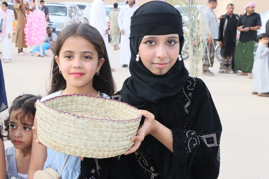 في ختم جامع النور بعرض آل عل بن سعيد بسيئون ..المواطن بالظراف يتحصل على تأشيرة عمرة، وفرقة النمر الكوميدية والإعلامي القدير خالد الجبري يبدعون في ادخال البسمة والفرح للأطفال "صور" في ختم جامع النور بعرض آل عل بن سعيد بسيئون ..المواطن بالظراف يتحصل على تأشيرة عمرة، وفرقة النمر الكوميدية والإعلامي القدير خالد الجبري يبدعون في ادخال البسمة والفرح للأطفال "صور"