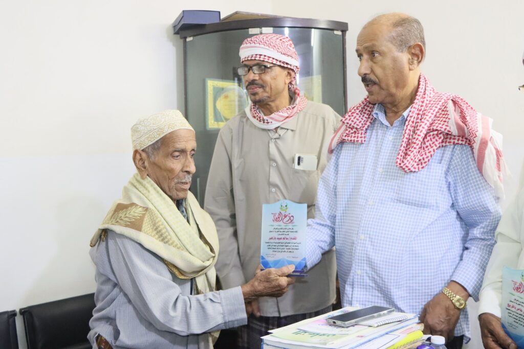 بحضور الوكيل باربّاع جمعية التعاون الحضرمية الخيرية تكرّم رواد العمل الخيري ويتفقد سير العمل بالعيادات الطبية التخصصية بمركز الهدى الطبي بسحيل سيئون بحضور الوكيل باربّاع جمعية التعاون الحضرمية الخيرية تكرّم رواد العمل الخيري ويتفقد سير العمل بالعيادات الطبية التخصصية بمركز الهدى الطبي بسحيل سيئون