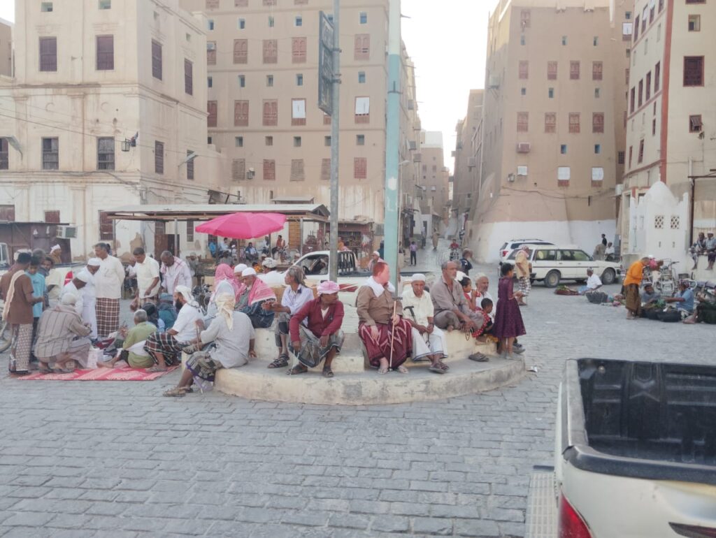 شبام التاريخية تتلألأ في ليالي رمضان.. عدسة الإعلامي أكرم النهدي ترصد روح المدينة وأسواقها العتيقة"صور" شبام التاريخية تتلألأ في ليالي رمضان.. عدسة الإعلامي أكرم النهدي ترصد روح المدينة وأسواقها العتيقة"صور"