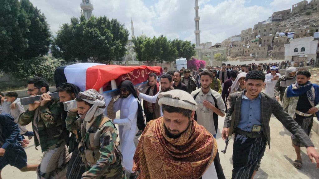 في موكب جنائزي مهيب.. تعز تودع الشهيد وهيب البركاني إلى مثواه الأخير في مقبرة الشهداء في موكب جنائزي مهيب.. تعز تودع الشهيد وهيب البركاني إلى مثواه الأخير في مقبرة الشهداء