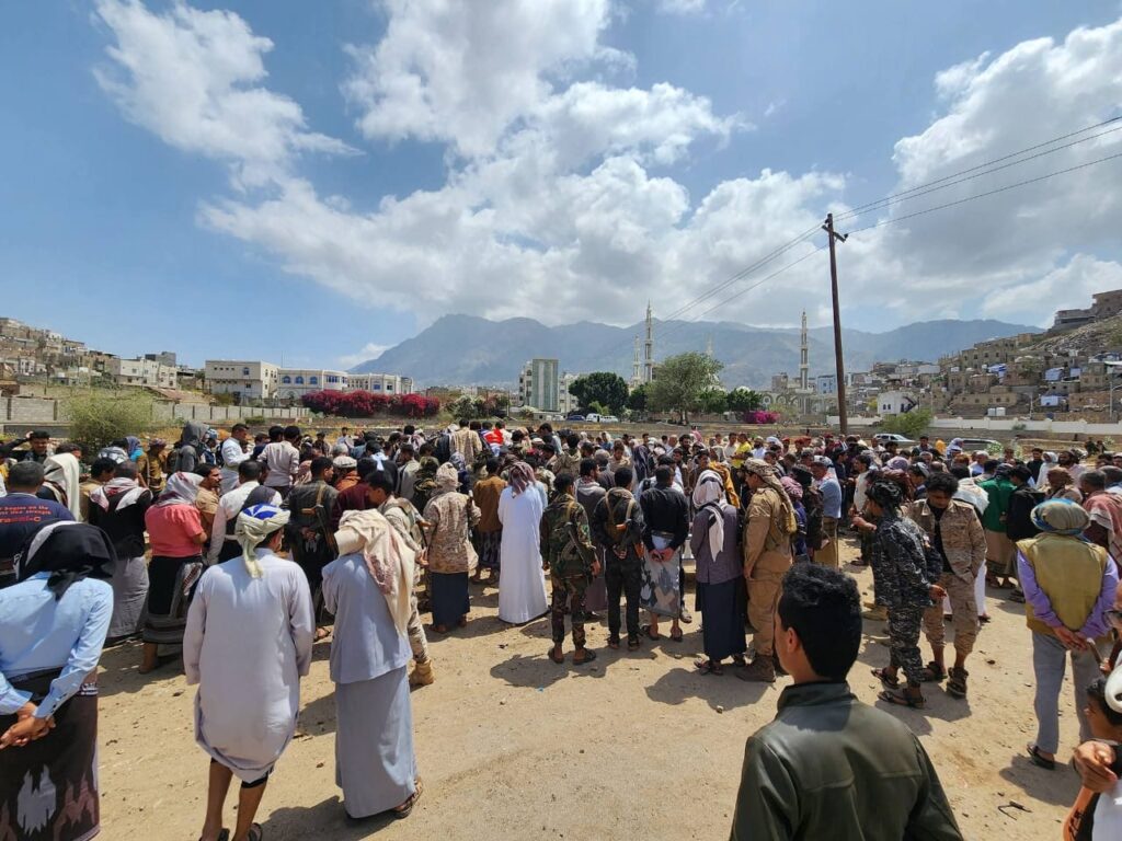 في موكب جنائزي مهيب.. تعز تودع الشهيد وهيب البركاني إلى مثواه الأخير في مقبرة الشهداء في موكب جنائزي مهيب.. تعز تودع الشهيد وهيب البركاني إلى مثواه الأخير في مقبرة الشهداء