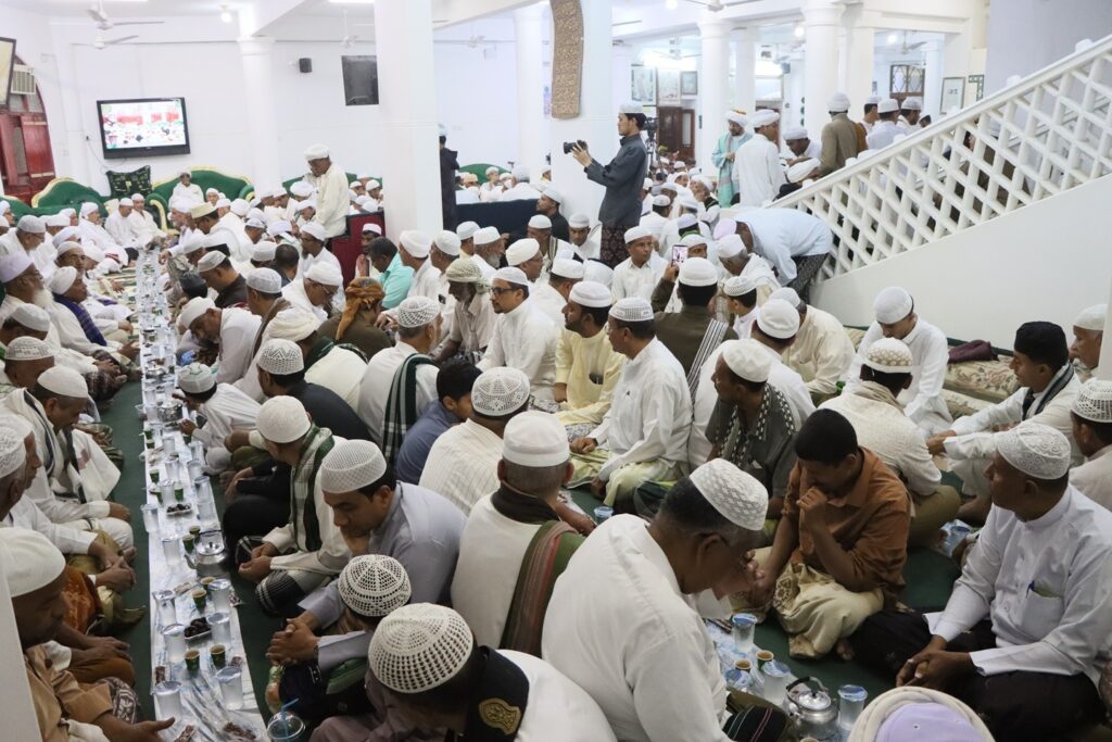 جلسات ذكر ووعظ ودعاء وأناشيد دينية في ختم رباط العلم الشريف ومسجد الرياض بسيئون ليلة 19 رمضان جلسات ذكر ووعظ ودعاء وأناشيد دينية في ختم رباط العلم الشريف ومسجد الرياض بسيئون ليلة 19 رمضان