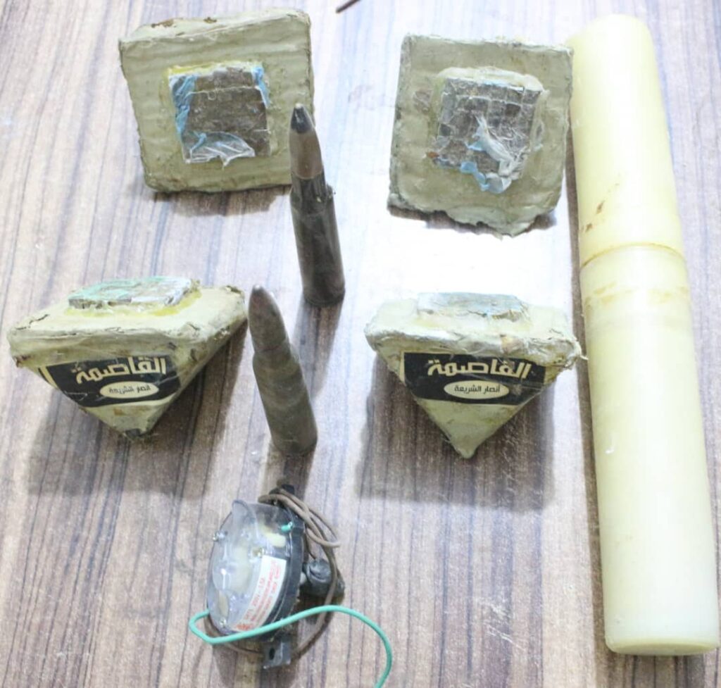 الأجهزة الأمنية تلقي القبض على شخص بحوزته عبوات ناسفة وذخائر في جول مسحة بالمكلا الأجهزة الأمنية تلقي القبض على شخص بحوزته عبوات ناسفة وذخائر في جول مسحة بالمكلا