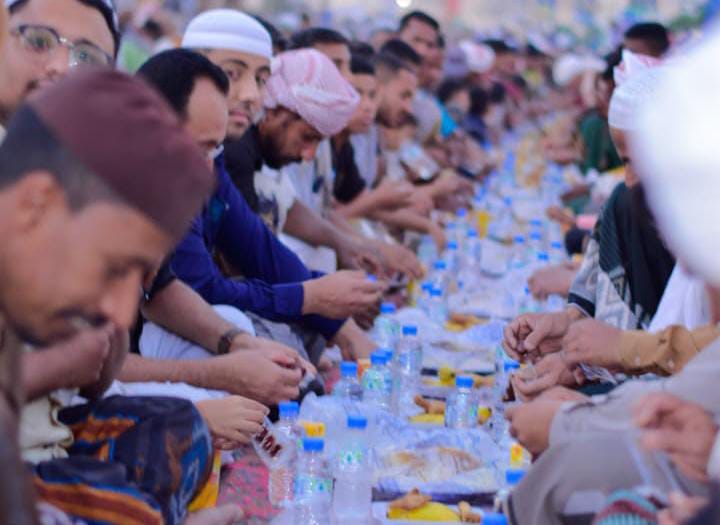 تريم : سفراء التطوع تنظم مائدة “تريم الكبرى” وتجمع آلاف الصائمين في إفطار جماعي يعزز قيم التكافل المجتمعي تريم : سفراء التطوع تنظم مائدة “تريم الكبرى” وتجمع آلاف الصائمين في إفطار جماعي يعزز قيم التكافل المجتمعي