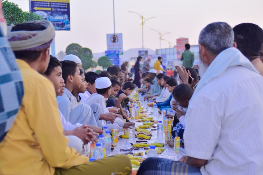 تريم : سفراء التطوع تنظم مائدة “تريم الكبرى” وتجمع آلاف الصائمين في إفطار جماعي يعزز قيم التكافل المجتمعي تريم : سفراء التطوع تنظم مائدة “تريم الكبرى” وتجمع آلاف الصائمين في إفطار جماعي يعزز قيم التكافل المجتمعي