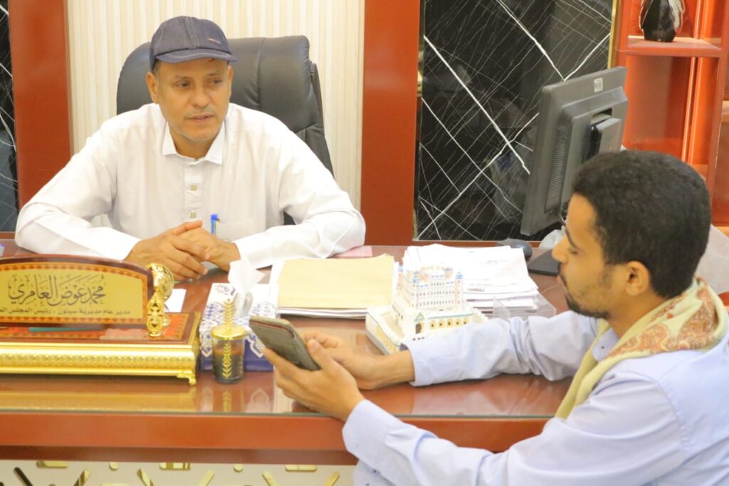 قدم لهم دعما (جهاز لابتوب) لمواصلة تطوير التطبيق وتوسيع خدماته ..مدير عام سيئون يشيد بجهود شباب المديرية في إطلاق التطبيق الإلكتروني (مواقيت حضرموت). قدم لهم دعما (جهاز لابتوب) لمواصلة تطوير التطبيق وتوسيع خدماته ..مدير عام سيئون يشيد بجهود شباب المديرية في إطلاق التطبيق الإلكتروني (مواقيت حضرموت).