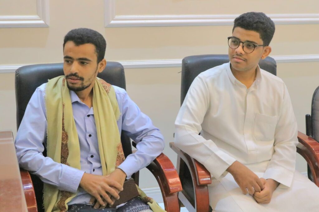 قدم لهم دعما (جهاز لابتوب) لمواصلة تطوير التطبيق وتوسيع خدماته ..مدير عام سيئون يشيد بجهود شباب المديرية في إطلاق التطبيق الإلكتروني (مواقيت حضرموت). قدم لهم دعما (جهاز لابتوب) لمواصلة تطوير التطبيق وتوسيع خدماته ..مدير عام سيئون يشيد بجهود شباب المديرية في إطلاق التطبيق الإلكتروني (مواقيت حضرموت).