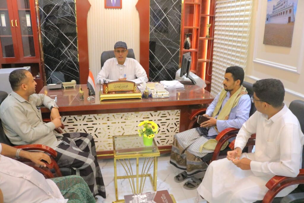 قدم لهم دعما (جهاز لابتوب) لمواصلة تطوير التطبيق وتوسيع خدماته ..مدير عام سيئون يشيد بجهود شباب المديرية في إطلاق التطبيق الإلكتروني (مواقيت حضرموت). قدم لهم دعما (جهاز لابتوب) لمواصلة تطوير التطبيق وتوسيع خدماته ..مدير عام سيئون يشيد بجهود شباب المديرية في إطلاق التطبيق الإلكتروني (مواقيت حضرموت).