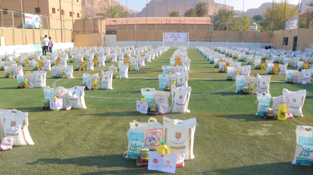 حضرموت: مؤسسة البادية ترسم البسمة على وجوه الأسر والأطفال بتوزيعها 500 سلة غذائية و300 كسوة عيد حضرموت: مؤسسة البادية ترسم البسمة على وجوه الأسر والأطفال بتوزيعها 500 سلة غذائية و300 كسوة عيد