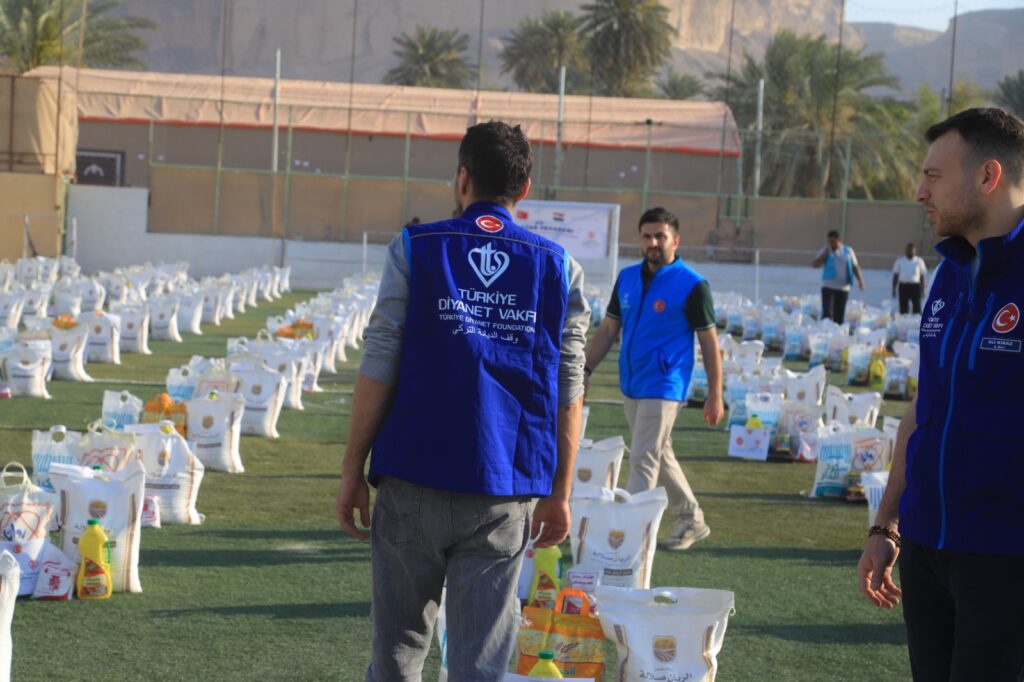 حضرموت: مؤسسة البادية ترسم البسمة على وجوه الأسر والأطفال بتوزيعها 500 سلة غذائية و300 كسوة عيد حضرموت: مؤسسة البادية ترسم البسمة على وجوه الأسر والأطفال بتوزيعها 500 سلة غذائية و300 كسوة عيد