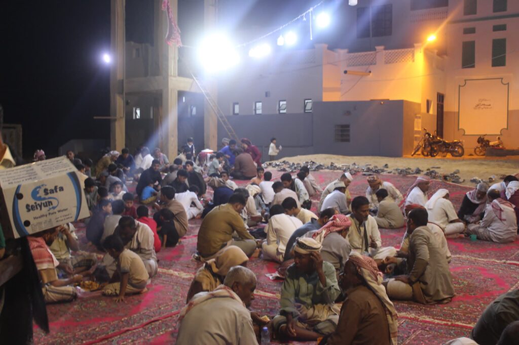 وسط حضور مبارك أهالي وأبناء منطقة بئرالمديني ببور م/ سيئون يقيمون الإفطار الرمضاني الجماعي و السنوي للعام الثالث على التوالي ويجتمعون على مأدبة إفطار واحدة وسط حضور مبارك أهالي وأبناء منطقة بئرالمديني ببور م/ سيئون يقيمون الإفطار الرمضاني الجماعي و السنوي للعام الثالث على التوالي ويجتمعون على مأدبة إفطار واحدة