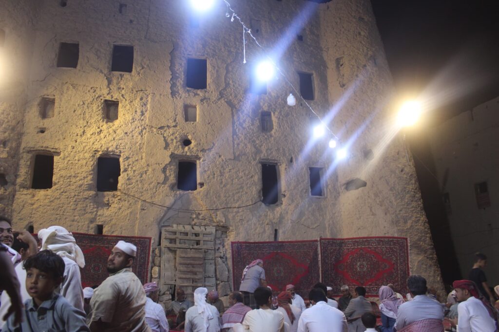 وسط حضور مبارك أهالي وأبناء منطقة بئرالمديني ببور م/ سيئون يقيمون الإفطار الرمضاني الجماعي و السنوي للعام الثالث على التوالي ويجتمعون على مأدبة إفطار واحدة وسط حضور مبارك أهالي وأبناء منطقة بئرالمديني ببور م/ سيئون يقيمون الإفطار الرمضاني الجماعي و السنوي للعام الثالث على التوالي ويجتمعون على مأدبة إفطار واحدة