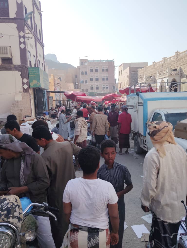 ازدحام في الأسواق وتراجع في الشراء.. ارتفاع أسعار الملابس يثقل كاهل المواطنين في مديرية القطن بحضرموت "صور" ازدحام في الأسواق وتراجع في الشراء.. ارتفاع أسعار الملابس يثقل كاهل المواطنين في مديرية القطن بحضرموت "صور"