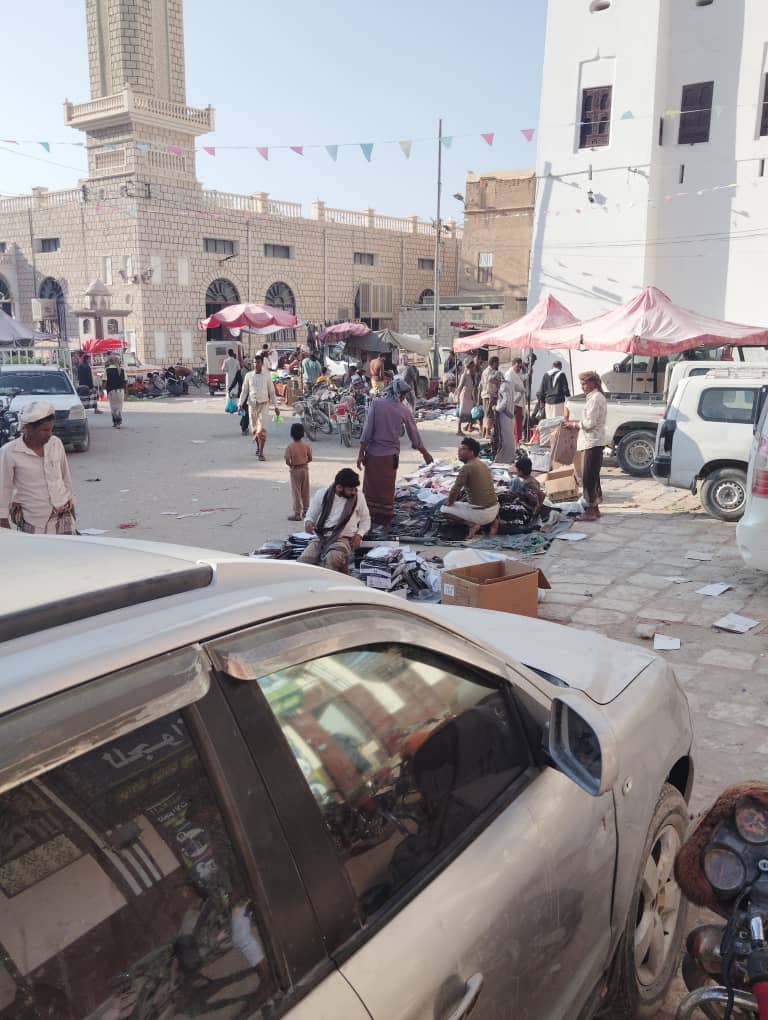ازدحام في الأسواق وتراجع في الشراء.. ارتفاع أسعار الملابس يثقل كاهل المواطنين في مديرية القطن بحضرموت "صور" ازدحام في الأسواق وتراجع في الشراء.. ارتفاع أسعار الملابس يثقل كاهل المواطنين في مديرية القطن بحضرموت "صور"