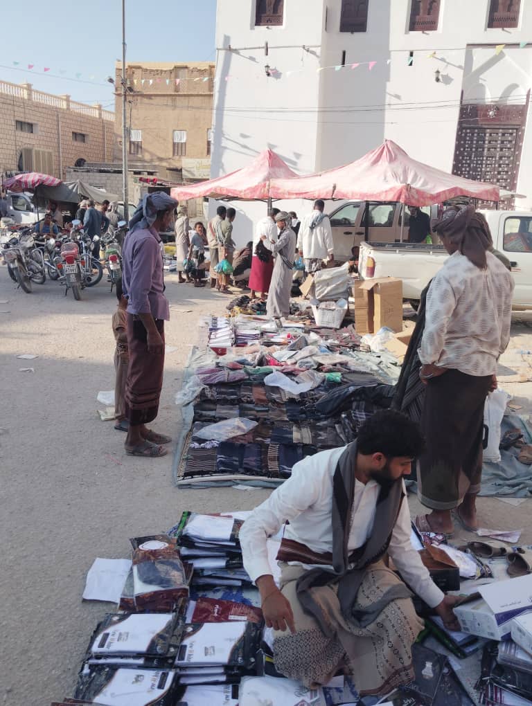 ازدحام في الأسواق وتراجع في الشراء.. ارتفاع أسعار الملابس يثقل كاهل المواطنين في مديرية القطن بحضرموت "صور" ازدحام في الأسواق وتراجع في الشراء.. ارتفاع أسعار الملابس يثقل كاهل المواطنين في مديرية القطن بحضرموت "صور"